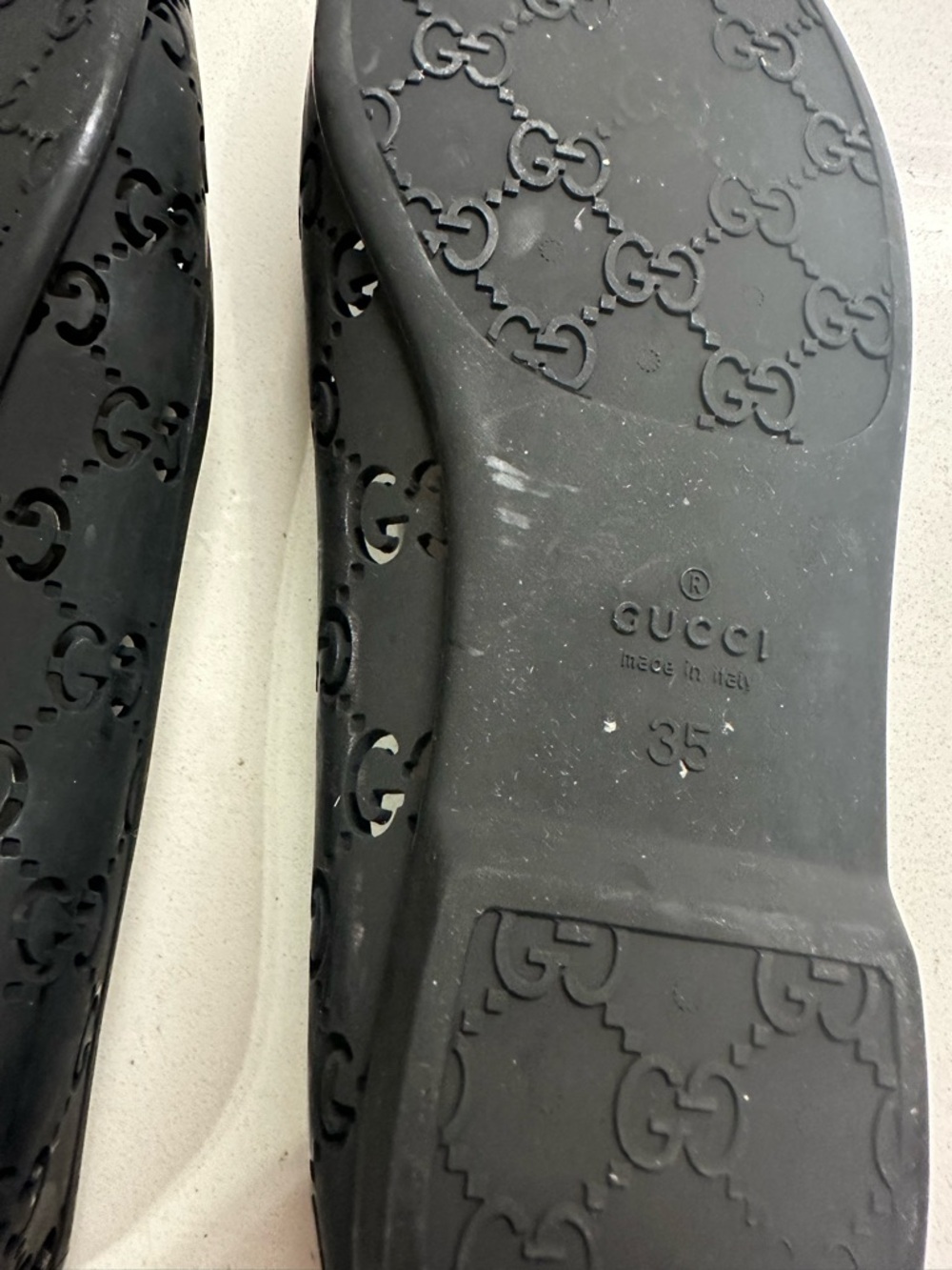 Gucci Black Rubber Flats Size 5 ( Left back Cracked, No Problem With Walk) - Picture 4 of 4